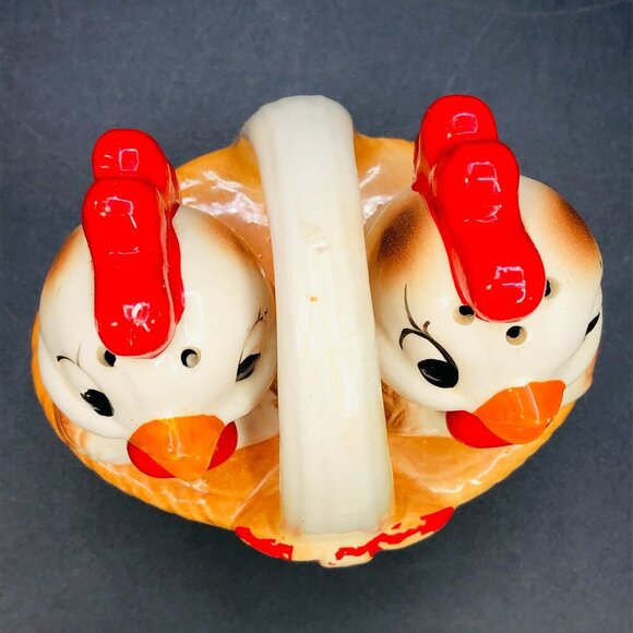 Vintage 70s Kitsch Chicken in Basket Salt Pepper Shaker Set Anthropomorphic - Picture 5 of 14